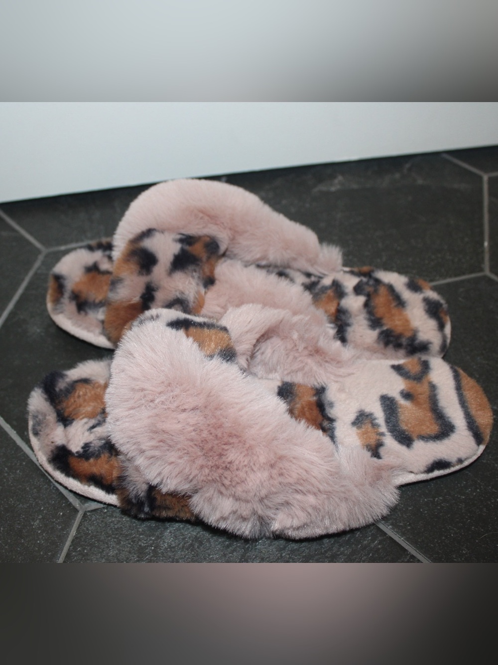 LOFT Criss Cross Faux Fur Leopard Print Slippers – Pink/Brown – Size M (7-8)